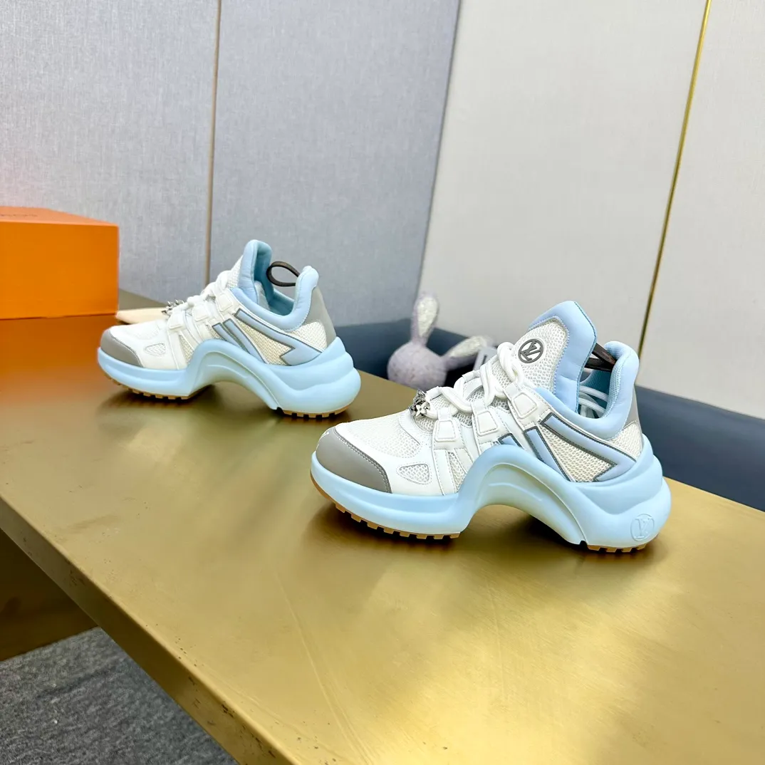 👟👟Ex-factory price 760👟👟LV donkey brand casual sports dad shoes. The bold and avant-garde design➕the distinctive wavy outsole is charming in the entire fashion circle. It is synonymous with new trends and trends. It is to be called the coolest casual sports shoe in history. Whoever wears it will become the most handsome person who turns heads. The height of the heel is about 5.5cm, and the heel is about 8mm.  🌸Imported fabrics🐂leather➕Imported🐐leather➕Imported T👟👟Ex-factory price U splicing 🌸Inner lining imported mesh fabric➕Cowhide lining Outsole vacuum foaming and T👟👟Ex-factory price U combination 🌸 Size women's size 35-41